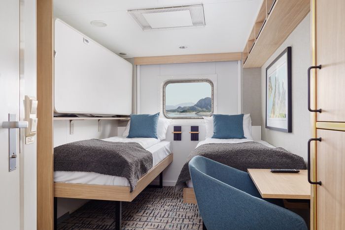 Polar Outside | Triple on middle deck with window